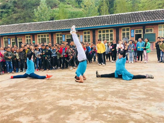 盧建華先生與獅友們為孩子們表演